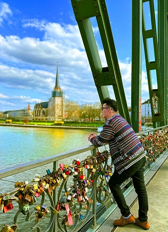 Đoan Trường: Đợi chờ 9 năm trở lại Paris chỉ để mặc áo dài Việt Nam!