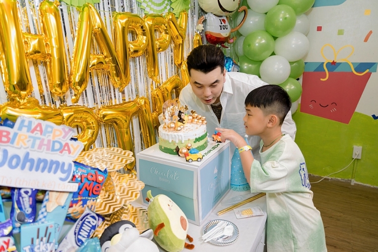 Kim Cương cùng Ưng Hoàng Phúc mừng sinh nhật con trai Quốc Minh