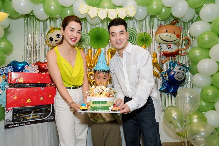 Kim Cương cùng Ưng Hoàng Phúc mừng sinh nhật con trai Quốc Minh