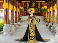 Diễn viên Ôn Bích Hằng tung bộ ảnh áo dài siêu đẹp mừng đại lễ