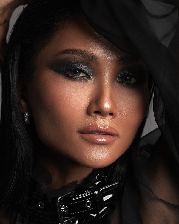 Hoa hậu H'Hen Niê xuất hiện nổi bật trên trang bìa tạp chí nước ngoài cùng 'Miss Universe 2018' Catriona Gray