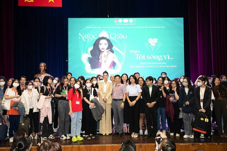 Hoa hậu Ngọc Châu làm diễn giả, hào hứng giải đáp những câu hỏi khó của sinh viên Đại học Huflit