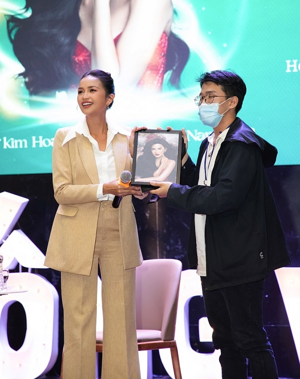 Hoa hậu Ngọc Châu làm diễn giả, hào hứng giải đáp những câu hỏi khó của sinh viên Đại học Huflit