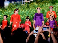 Hoa hậu Ngọc Hân khoe áo dài cùng 100 thiếu nữ Huế