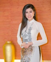 Emily Hồng Nhung nền nã trong áo dài trắng tham dự ra mắt Street show