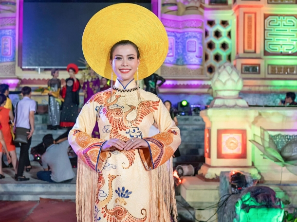 Á hậu Thi Phượng tự tin ‘đọ sắc’ cùng ‘rừng’ chân dài tại 'Festival Huế 2018'