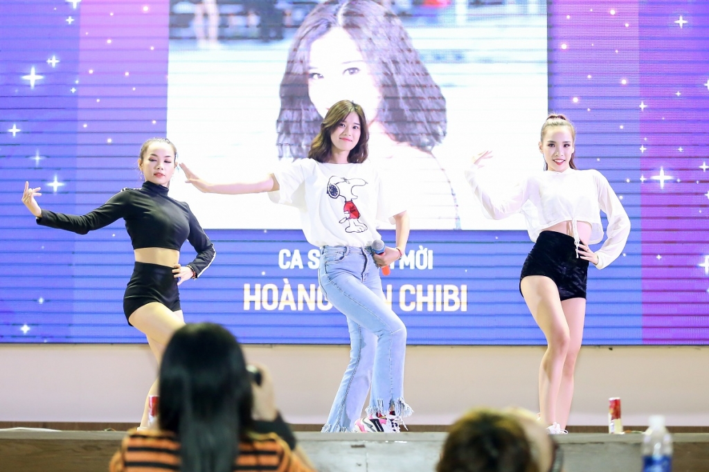 hoang yen chibi xuc dong khi duoc fan tu my gui tang ngoi sao mang ten minh