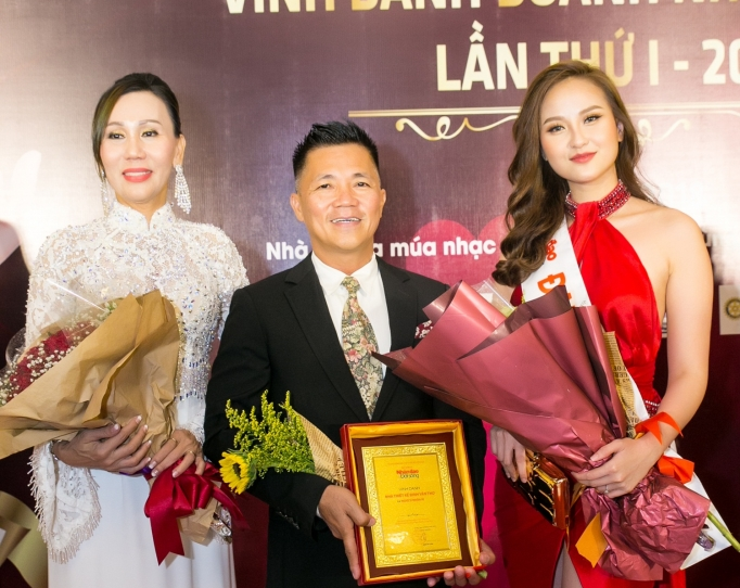 'Hoa hậu Nhân ái' Đỗ Lan và NTK Đinh Văn Thơ quyên góp 180 triệu giúp đỡ trẻ em nghèo