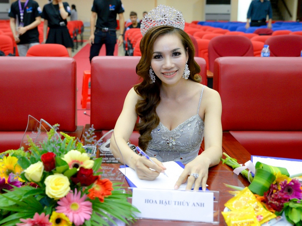 Á hậu 2 'Ms Universe Business 2018' Phạm Thị Thúy Anh tự tin ngồi ghế nóng giám khảo