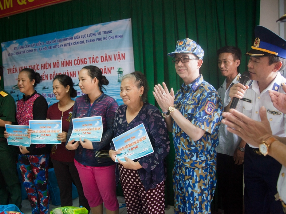 Long Nhật đồng hành với Cảnh sát biển chăm lo đời sống cho ngư dân huyện Cần Giờ