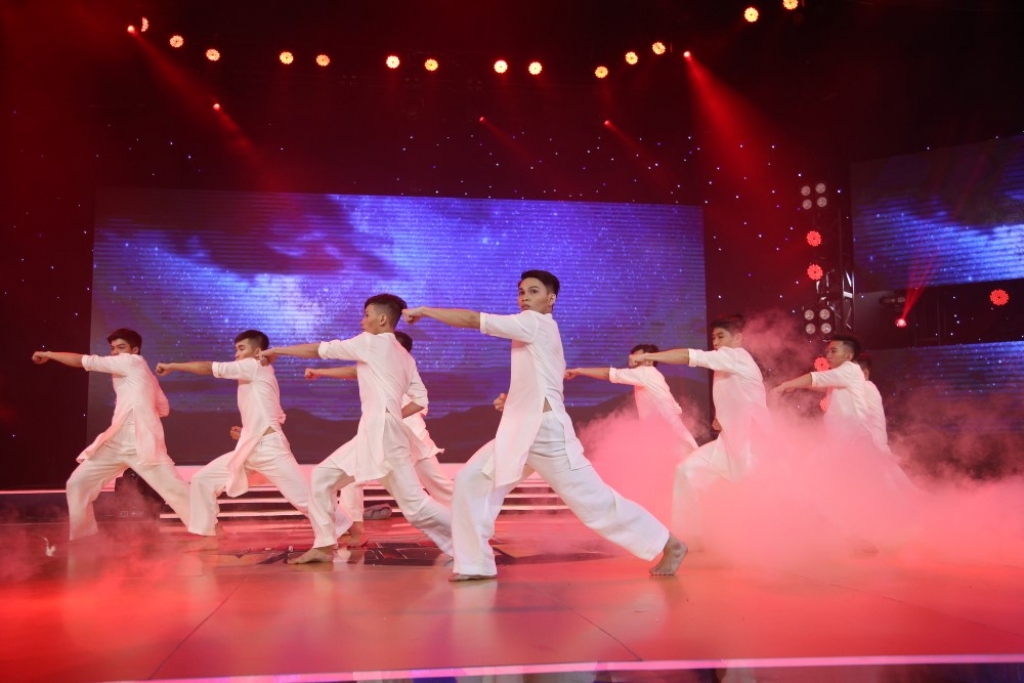 nhom cuu long hoa nguoi soi bieu dien gay an tuong tren nen nhac hit cua my tam