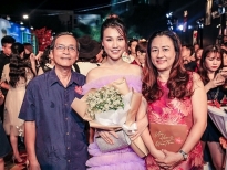 Bố mẹ Hoàng Oanh cùng các cô gái 'Ngựa hoang' đến chúc mừng nữ diễn viên