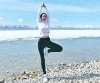 'Hoa hậu du lịch thế giới 2018' Huỳnh Vy tập Yoga giữa đất trời Tây Tạng