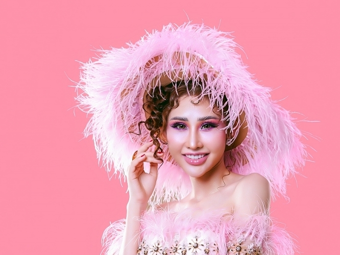 Hoa hậu Chi Nguyễn thử nghiệm phong cách thời trang mới