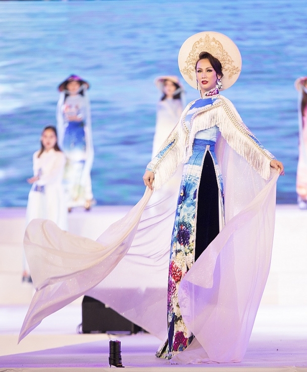 hoa hau paris vu hoi ngo hoa hau ngoc han tai festival bien nha trang