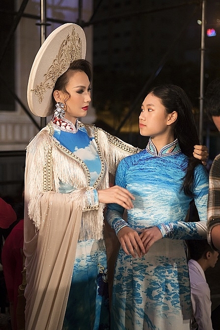 hoa hau paris vu hoi ngo hoa hau ngoc han tai festival bien nha trang