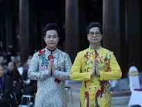 Ngọc Sơn lần đầu tiên mặc áo dài hát cùng Quách Tuấn Du trong đại lễ Phật Đản