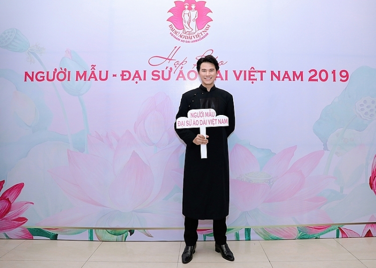 mc vu manh cuong tro thanh dai su ao dai viet nam 2019