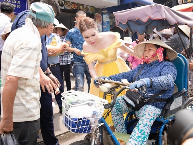 Hoa hậu Bùi Thị Hà không mượn việc từ thiện để đánh bóng tên tuổi
