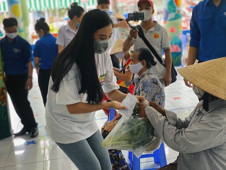 a hau kim duyen ve que nha can tho trao qua cho nguoi dan ngheo