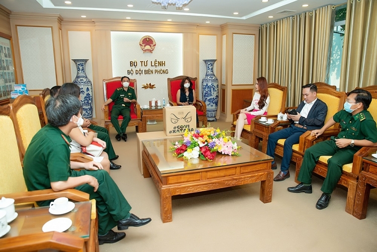 hoa hau phan thi mo tang qua cho bo doi bien phong