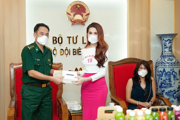 hoa hau phan thi mo tang qua cho bo doi bien phong