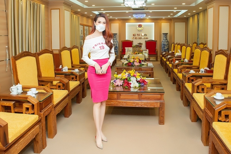 hoa hau phan thi mo tang qua cho bo doi bien phong