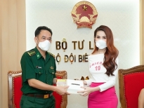 Hoa hậu Phan Thị Mơ tặng khẩu trang cho bộ đội biên phòng