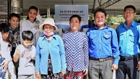 Hồ Ngọc Hà cùng mẹ về Long An trao tặng máy lọc nước, khép lại hành trình mang nước sạch đến miền Tây