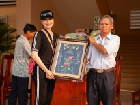 Lily Chen khiến thầy cô xúc động khi quay về trường tri ân, giúp đỡ học sinh nghèo