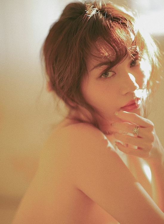 si thanh thieu dot moi anh nhin voi trang phuc khoe tron lung tran