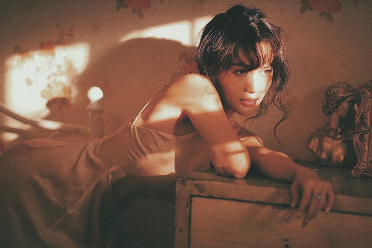 si thanh thieu dot moi anh nhin voi trang phuc khoe tron lung tran