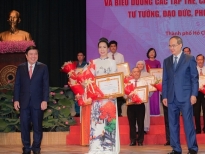 NSƯT Trịnh Kim Chi nhận bằng khen từ Thành Ủy nhân dịp sinh nhật Bác