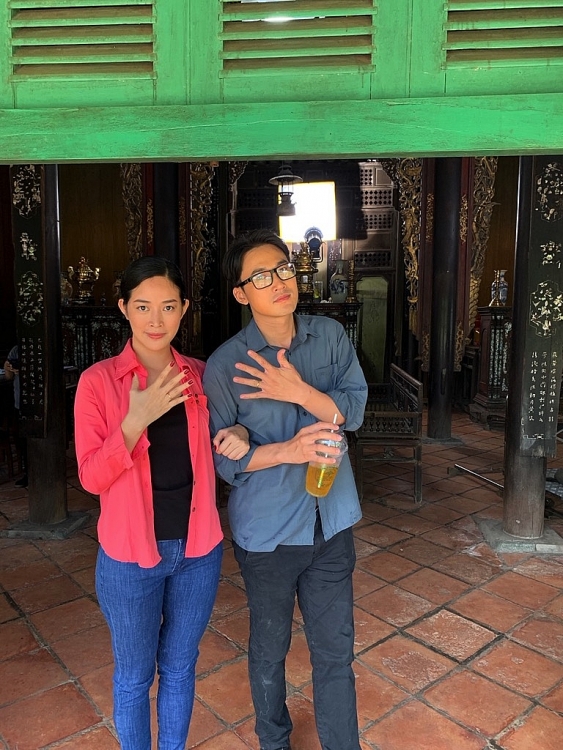 mai thanh ha do mau tren truong quay me ghe vi qua nhap vai danh ghen