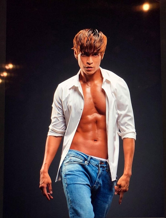 nam than dai thoi dai khoe than hinh 6 mui cuc hot