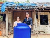Minh Luân cùng 'Hiểu về trái tim' mang nước ngọt đến cho bà con nghèo Bến Tre