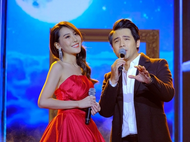 Ca sĩ Hoàng Kim hồi hộp trong lần đầu song ca cùng con trai NSND Kim Xuân