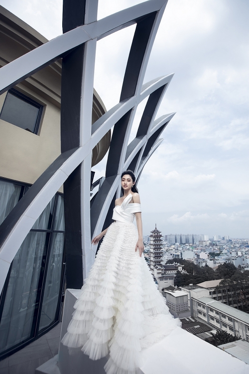 hoa hau luong thuy linh dien vay cuoi tha dang tren san thuong cua toa nha cao tang