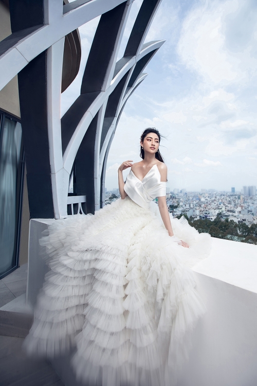 hoa hau luong thuy linh dien vay cuoi tha dang tren san thuong cua toa nha cao tang