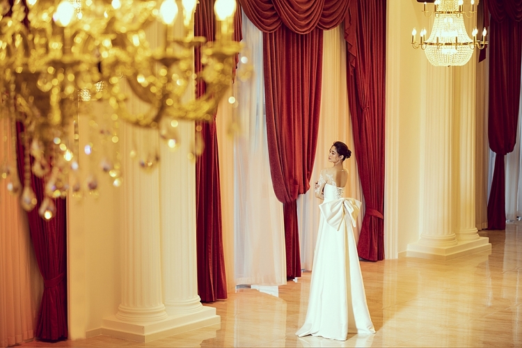 hoa hau luong thuy linh dien vay cuoi tha dang tren san thuong cua toa nha cao tang