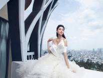 Hoa hậu Lương Thùy Linh diện váy cưới thả dáng trên sân thượng tòa nhà cao tầng