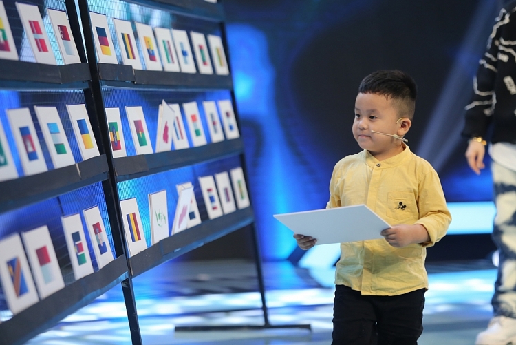 'Siêu tài năng nhí' tập 3: Cậu bé người H’ Mông tài năng đánh quay được Trấn Thành dành tặng 20 triệu