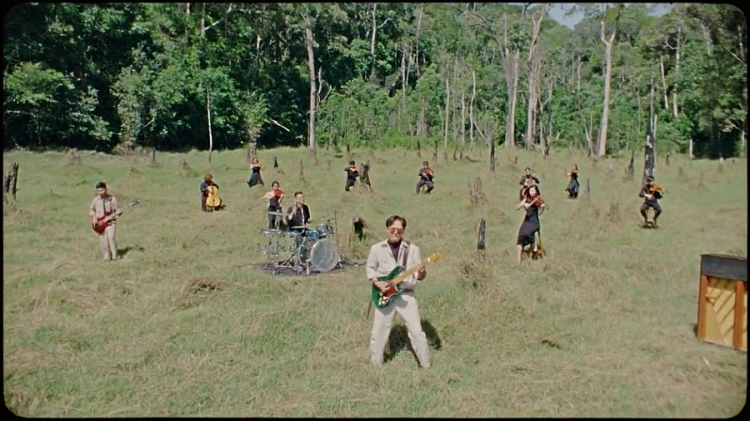Chillies mang cả dàn nhạc giao hưởng ra giữa rừng núi, truyền tải thông điệp ý nghĩa về cuộc sống trong MV mới