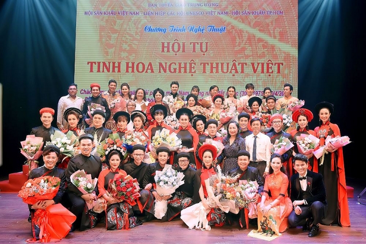 30 nghệ sĩ Việt danh tiếng diện áo dài 'Hoa đất Việt' của NTK Việt Hùng
