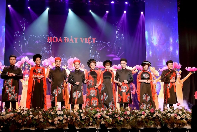 30 nghệ sĩ Việt danh tiếng diện áo dài 'Hoa đất Việt' của NTK Việt Hùng