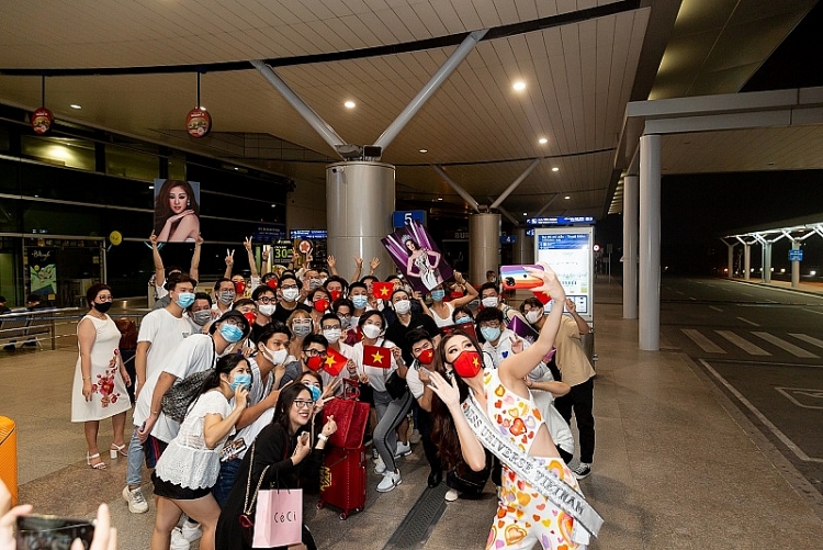 Hoa hậu Khánh Vân diện trang phục đặc biệt, mang theo 15 vali hành lý lên đường tham gia 'Miss Universe'