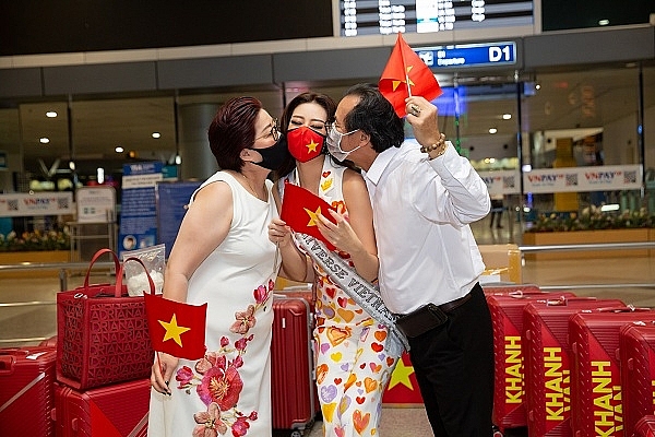 Hoa hậu Khánh Vân diện trang phục đặc biệt, mang theo 15 vali hành lý lên đường tham gia 'Miss Universe'