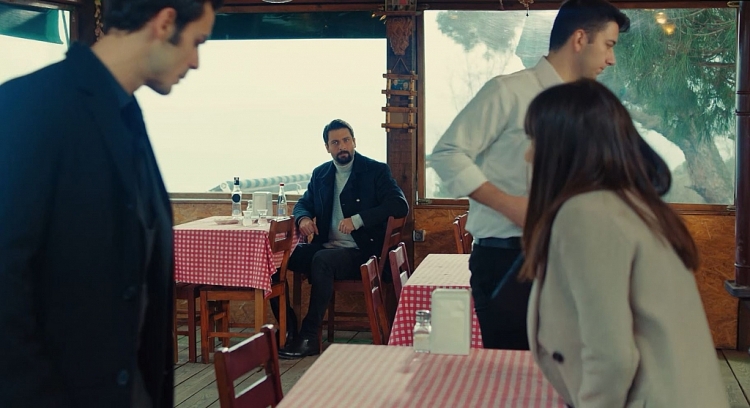 'Trái cấm': Cắm sừng người yêu nhưng Alihan vẫn ghen tuông, phá rối khi nghĩ Zeynep có bạn trai mới