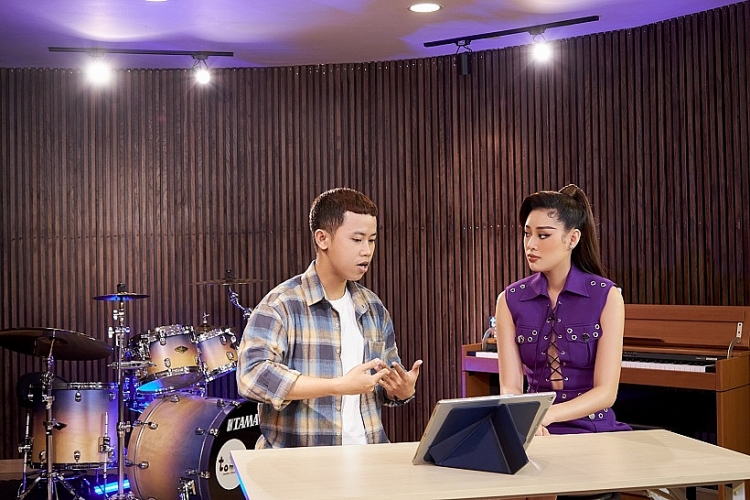 'Road to Miss Universe' tập 8: Hoa hậu Khánh Vân luyện thanh nhạc chỉ để... hô tên, hé lộ chi tiết hình ảnh bộ trang phục Kén Em