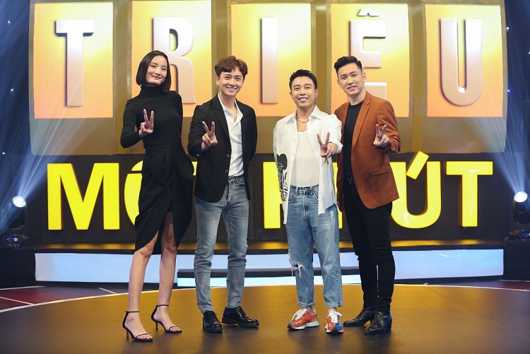 Vợ chồng siêu mẫu Lê Thúy – Đỗ An quấn quýt ngọt ngào trong gameshow '100 triệu 1 phút'